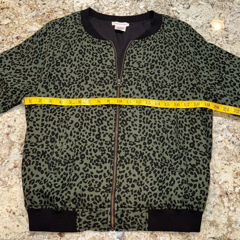 BEACHLUNCHLOUNGE - Size MEDIUM- Dasha leopard animal print bomber jacket - Picture 11 of 12